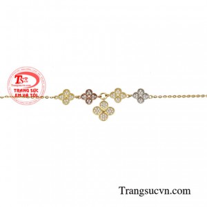 Người ta tin rằng, khi tìm thấy cỏ bốn lá như báo hiệu có điềm lành và niềm vui sắp đến.