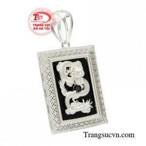 Nổi bật hơn hết là chi tiết hình rồng độc đáo, đẹp mắt mang đến vẻ ấn tượng đến cho người đeo.