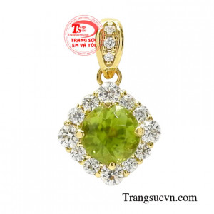 Mặt dây đá peridot tinh tế mang đến vẻ đẹp thanh lịch và nữ tính đến cho người đeo.