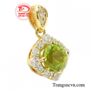 Không chỉ để làm đẹp chiếc mặt dây này còn giúp phái đẹp đem lại nhiều may mắn về phong thủy và sức khỏe.