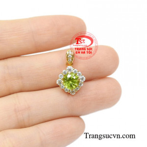 Mặt dây đá peridot tinh tế nữ tính.