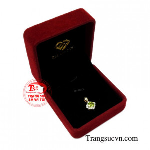 Mặt dây đá peridot tinh tế thanh thoát.