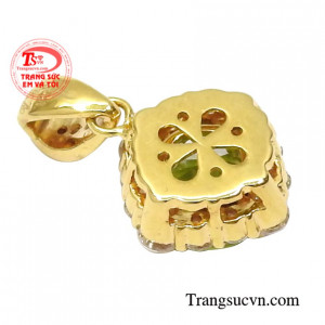 Mặt dây đá peridot tinh tế chất lượng.