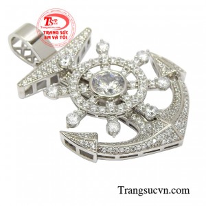 Sản phẩm khi kết hợp cùng dây chuyền vàng trắng tạo vẻ nam tính và thời trang đến cho phái mạnh.