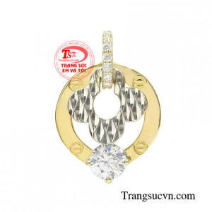 Mặt dây vàng độc đáo được nhập khẩu tại Hàn Quốc mang đến sự mới lạ cho người đeo.