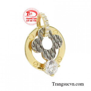 Chiếc mặt dây này khi kết hợp cùng dây chuyền vàng chất lượng giúp tăng thêm phần xinh đẹp và nữ tính cho các cô gái.