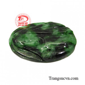 Vì vậy mặt dây cẩm thạch đức mẹ thường được bọc vàng làm mặt dây chuyền đeo bên mình