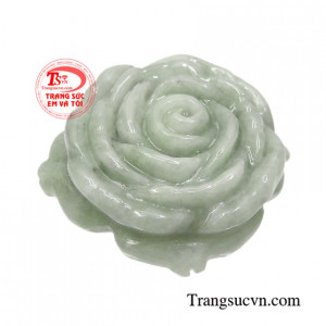 Vì vậy nhiều người sử dụng ngọc cẩm thạch đeo bên mình như lá bùa hộ mệnh mang lại tài lộc, bình an cho bản thân
