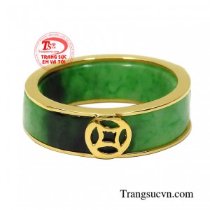 Chiếc nhẫn này là sự kết hợp hài hòa giữa ngọc cẩm thạch thiên nhiên và vàng 10k chất lượng.