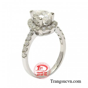 Nhẫn nữ vàng trắng moisanite tinh tế được thợ kim hoàn chế tác một cách tỉ mỉ tạo nên một sản phẩm hoàn mỹ.