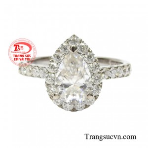 Điểm đặc biệt của chiếc nhẫn này chính là độ bắt sáng của những viên đá moisanite giúp cho người đeo thêm phần nổi bật.