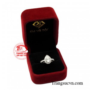 Nhẫn nữ vàng trắng moisanite tinh tế sang trọng.