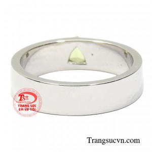 Nhẫn peridot vàng trắng cá tính phù hợp cho các nàng mang mệnh Mộc và Hỏa.