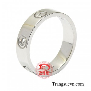 Nhẫn vàng trắng moissanite được chế tác kiểu dáng độc đáo, bắt mắt tạo nét ấn tượng cho người đeo.