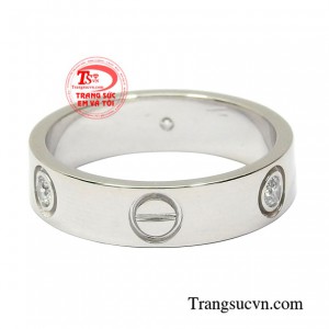 Với chiếc nhẫn này người đeo có thể thỏa sức kết hợp cùng nhiều kiểu trang phục mà vẫn toát lên được vẻ thời trang.