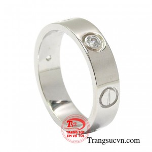 Với điểm nhấn chính là những viên đá moissanite sáng lấp lánh giúp người dùng trông thu hút và nổi bật hơn.