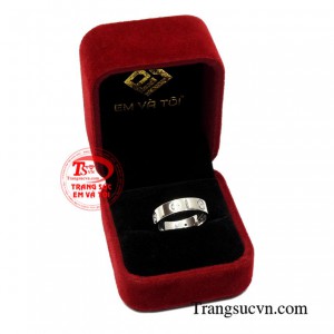 Nhẫn vàng trắng moissanite tinh tế.