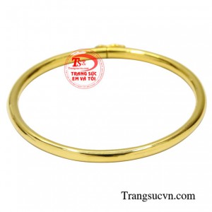 Vòng tay vàng dễ thương được chế tác kiểu dáng cổ điển nhưng vẫn rất hợp thời trang.