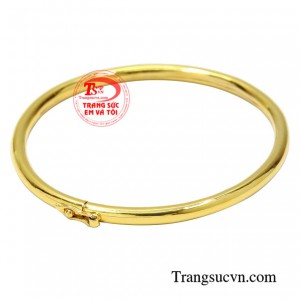 Không chỉ hợp với áo dài phái đẹp có thể thỏa sức kết hợp cùng với các trang phục khác nhau.