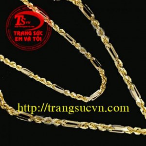 Sản phẩm có thể kết hợp cùng mặt dây chuyền vàng mang đến phong cách thời trang. Dây chuyền nam vàng tây nhận đặt chế tác.
