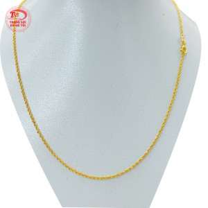 Với chiếc dây chuyền vàng này các cô gái có thể kết hợp cùng nhiều kiểu trang phục khác nhau và phù hợp với mọi lứa tuổi.