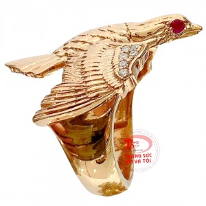 Nhẫn đại bàng vàng nam với thiết kế độc đáo giúp toát lên được vẻ nam tính cho phái mạnh.