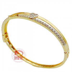 Vòng tay vàng duyên dáng là món phụ kiện không thể thiếu dành cho bất kì cô gái nào. 