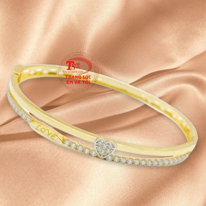 Chiếc vòng tay sẽ giúp các cô gái nổi bật hơn, thời trang hơn, tôn lên vẻ nữ tính, đáng yêu và nổi bật của một cô gái trẻ trung và duyên dáng. 
