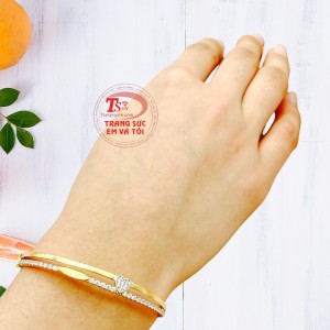 Điểm nhấn chiếc vòng là thiết kế nhỏ nhắn với họa tiết trái tim dễ thương tạo cho chiếc vòng tay trở nên uyển chuyển, nổi bật và sang trọng vô cùng.