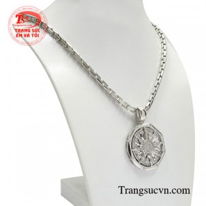 Với sự kết hợp giữa dây chuyền Italy và mặt dây Hàn Quốc mang lại cho người đeo một bộ dây hoàn hảo.