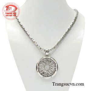 Bộ dây chuyền vàng nam mạnh mẽ là dòng sản phẩm rất được ưa chuộng hiện nay.