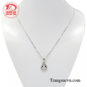 Bộ mặt dây vàng trắng nữ tính sẽ là món quà tặng đầy xinh xắn và thanh lịch cho phái nữ.