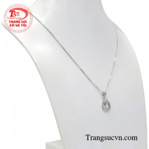 Với sự kết hợp hoàn hảo giữa mặt dây chuyền tinh tế và dây chuyền vàng trắng sáng bóng.