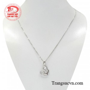 Bộ mặt dây vàng trắng phong cách là sự kết hợp giữa mặt dây chuyền và dây chuyền vàng trắng đầy tinh tế.