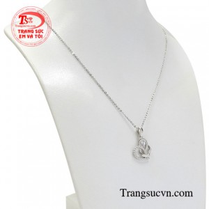 Bộ sản phẩm này giúp đem lại vẻ thanh lịch mà lại vô cùng ấn tượng cho người đeo.