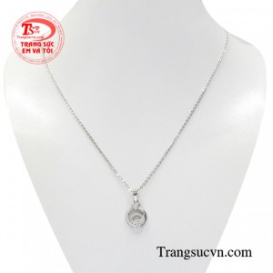 Bộ mặt dây vàng trắng thanh tú sẽ là sự lựa chọn hoàn hảo dành cho những cô nàng theo phong cách nữ tính.