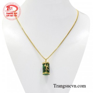 Bộ mặt dây vàng trụ cẩm thạch với sự kết hợp xinh xắn và độc đáo từ mặt dây trụ cẩm thạch bọc vàng và dây chuyền nữ thanh mảnh.