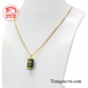 Bộ mặt dây cẩm thạch thiên nhiên phù hợp với nhiều kiểu trang phục.