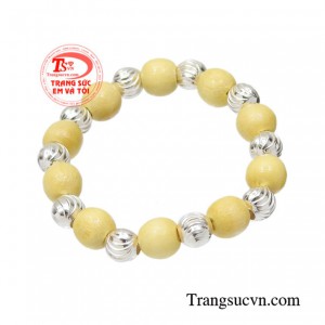 Chuỗi tay bạc kết hợp dâu tằm vừa quản gió vừa giúp bé tránh giật mình, đổ mồ hôi trộm, khóc đêm.