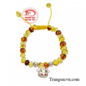 Chuỗi tay amber an lành cho bé kết hợp charm bạc càng tăng thêm nét xinh xắn cho sản phẩm.