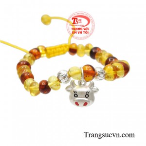 Amber hay còn gọi là hổ phách ngoài tác dụng làm trang sức còn giúp bé giảm đau lúc mọc răng và tăng sức đề kháng.