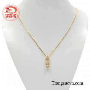 Dây chuyền liền mặt duyên dáng vàng 10k chế tác độc đáo mang đến nét độc đáo, tinh xảo trong từng đường nét.