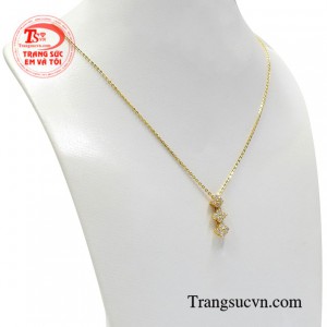Chiếc dây chuyền phù hợp làm quà tặng cho người yêu thương.