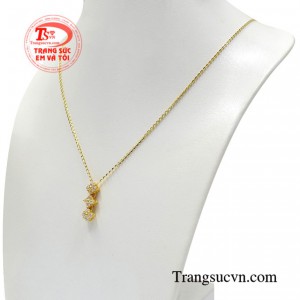 Sản phẩm tôn lên nét dịu dàng, sang trọng nhưng cũng không kém phần cá tính.