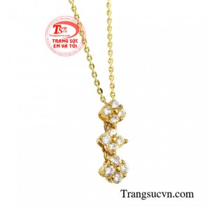 Dây chuyền liền mặt duyên dáng đẹp mắt.