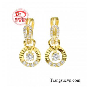 Hoa tai nữ vàng tây đẹp được chế tác từ công nghệ hiện đại tạo nên vẻ đẹp hợp thời trang cho người đeo.