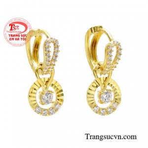 Đôi hoa tai giúp mang đến vẻ ấn tượng và thu hút hơn cho phái đẹp.