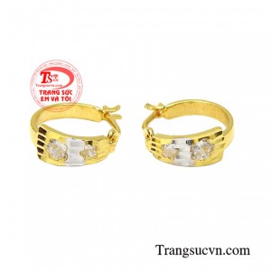 Hoa tai nữ vàng tây hiện đại là xu hướng trang sức được nhiều phái đẹp ưa chuộng.