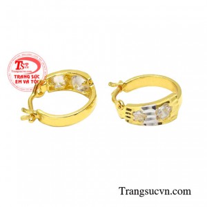 Với kiểu dáng này các cô gái có thể thỏa sức kết hợp cùng nhiều kiểu trang phục khác tạo vẻ đẹp hiện đại.