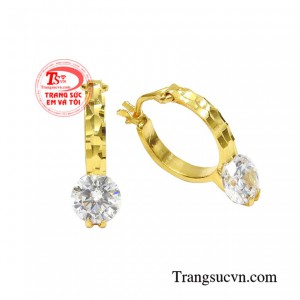 Đôi hoa tai với điểm nhấn là viên cz lấp lánh tạo nên một sản phẩm đầy ấn tượng dành cho phái nữ.